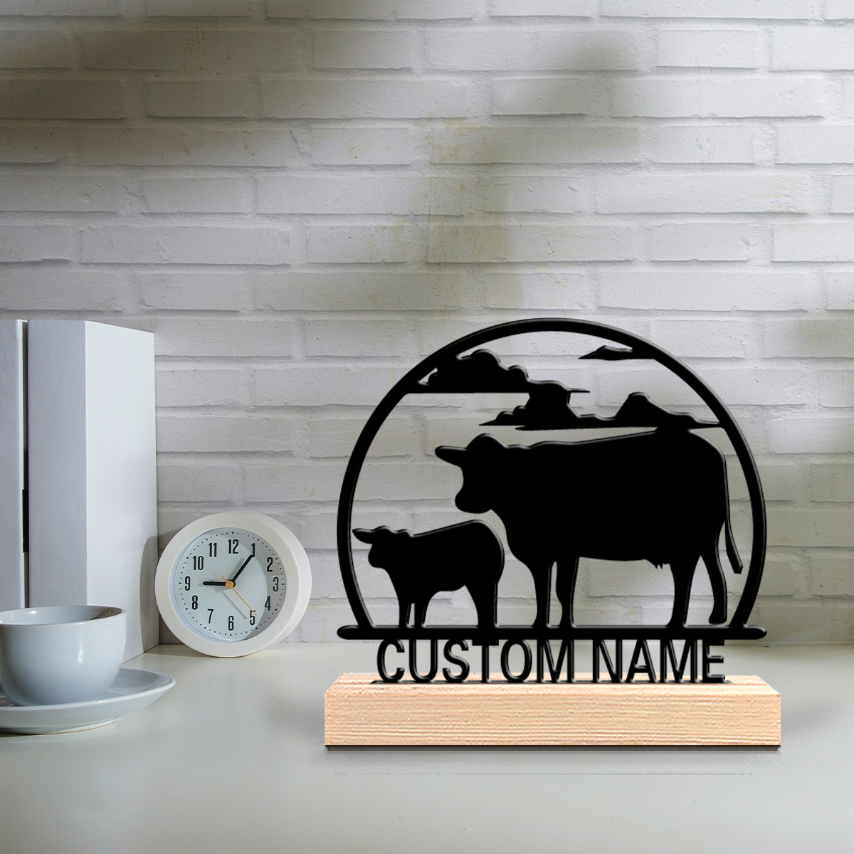 Art Craft Names - รูปปั้นโลหะรูปวัวแฟชั่น 1 ชิ้น ปรับแต่งชื่อได้ งานศิลปะตกแต่งบ้านพร้อมฐานไม้ ประติมากรรมโลหะพร้อมฐานไม้สำหรับตั้งโต๊ะ